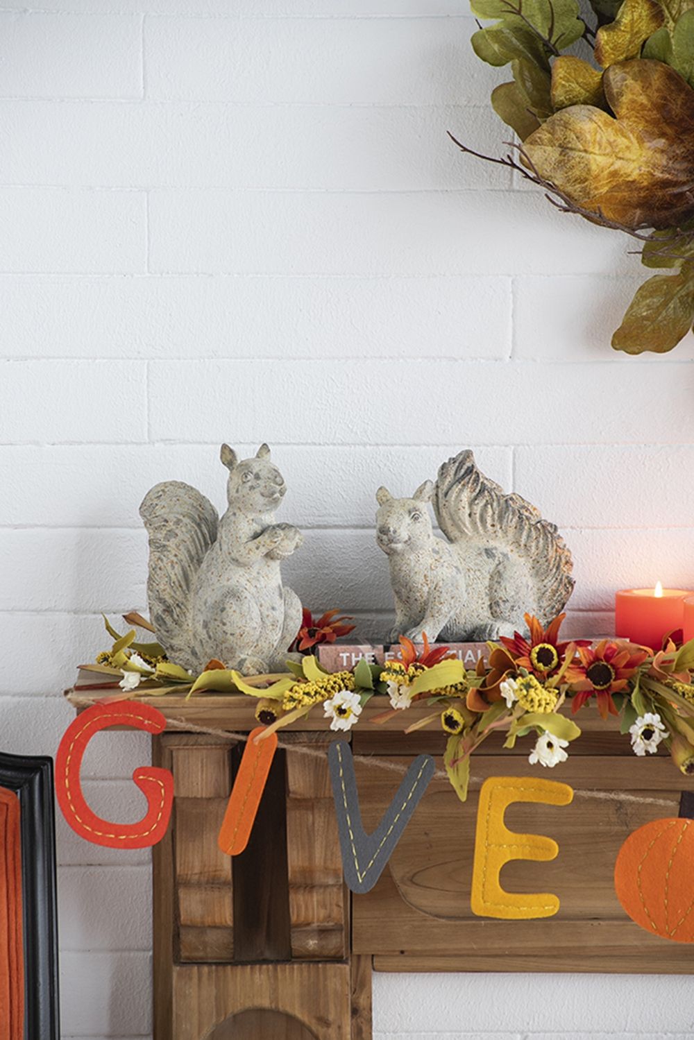 Resin Standing & Lying Down Squirrel Rustic, For Harvest Festival Fall Festival & Thanksgiving Table Decorations (Set of 2) - Antique Cream